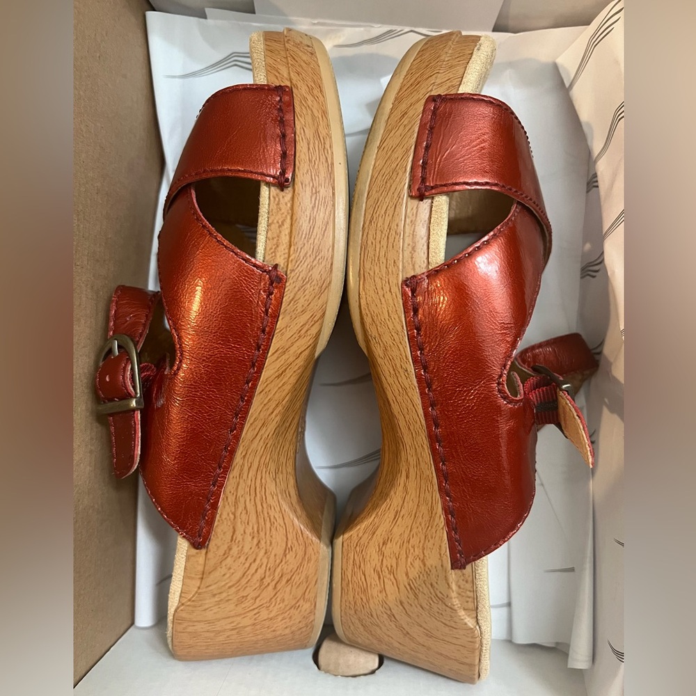 Dansko 38 Sila Crinkle Patent Red Sandals